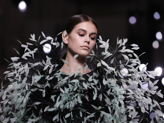 Modelka Kaia Gerber počas prehliadky Givenchy Haute Couture s kolekciou Jeseň-Zima 2019/2020 v Paríži. 