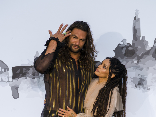 Herec Jason Momoa a jeho manželka Lisa Bonet na prehliadke Fendi Couture v Ríme. 