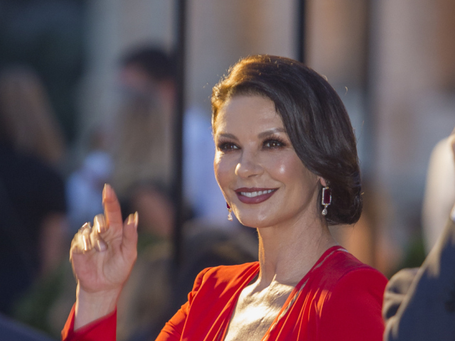 Herečka Catherine Zeta-Jones si tiež prišla pozrieť novú kolekciu Fendi Couture pri rímskom Koloseu. 
