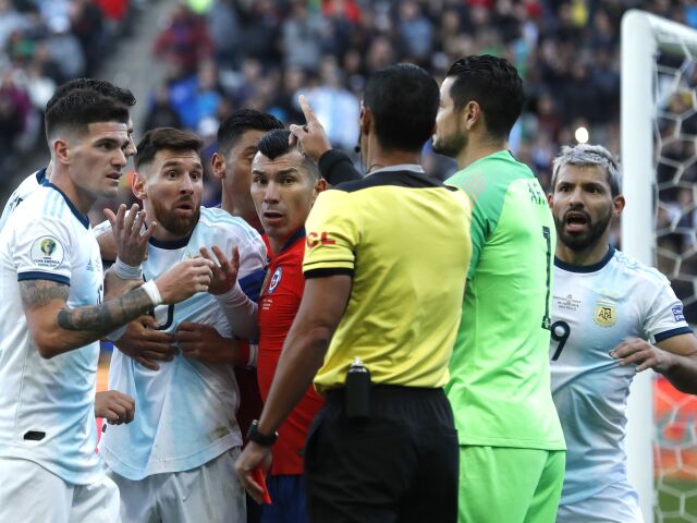Lionel Messi, Gary Medel