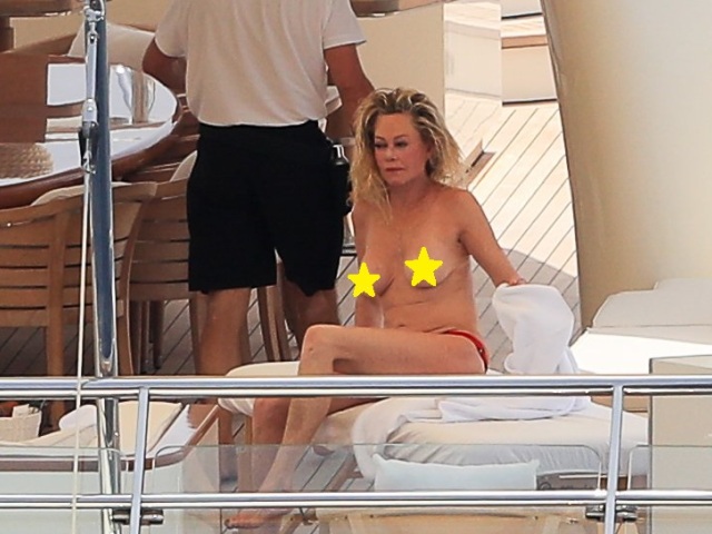 Americká herečka Melanie Griffith sa odhalila na palube jachty, kde prišiel za ňou masér. Paparazzovia to nafotili.