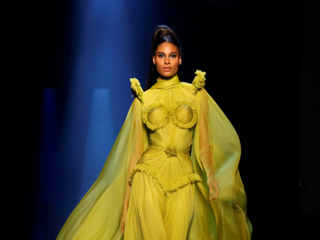 Modelka v kreácii z kolekcie Jean Paul Gaultier Haute Couture Jeseň-Zima 2019/2020.