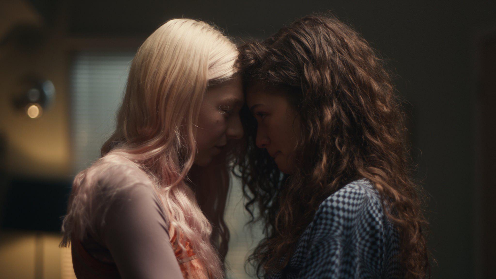 Hlavná postava Rue (Zendaya) objavuje aj zákutia sexuality, o ktorej sa bála čo i len tušiť. Zamilovala sa do svojho transgender najlepšej prieteľky Jules.