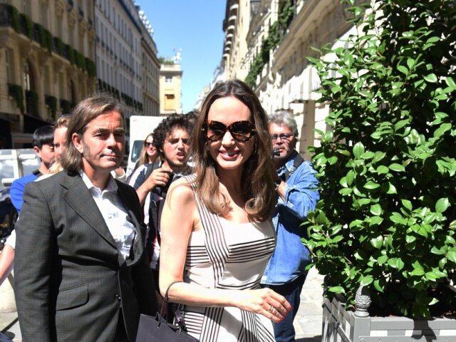 Angelina Jolie prichádza do hotela Crillon v Paríži