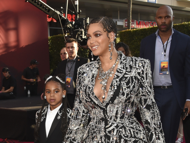 Speváčka Beyonce prišla na premiéru novej verzie filmu Leví kráľ v kreácii Alexander McQueen. Sprevádzala ju dcérka Blue Ivy. 