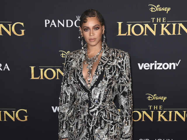 Speváčka Beyonce prišla na premiéru novej verzie filmu Leví kráľ v kreácii Alexander McQueen. 