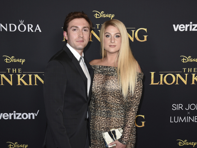 Speváčka Meghan Trainor a jej partner Daryl Sabara spoločne na premiére Levieho kráľa.