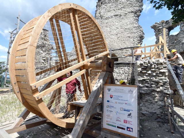 SR / kultúra / archeológia / rekonštrukcia / Viniansky hrad /