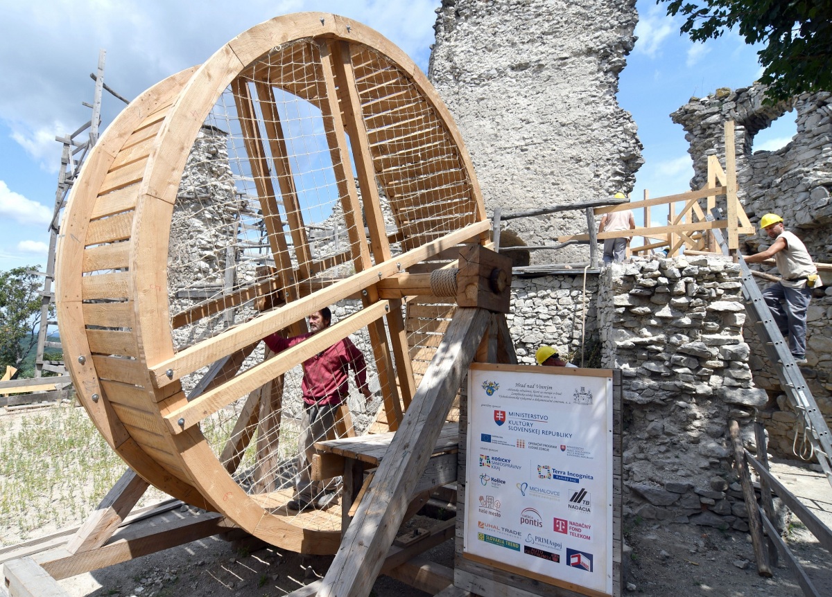 SR / kultúra / archeológia / rekonštrukcia / Viniansky hrad /