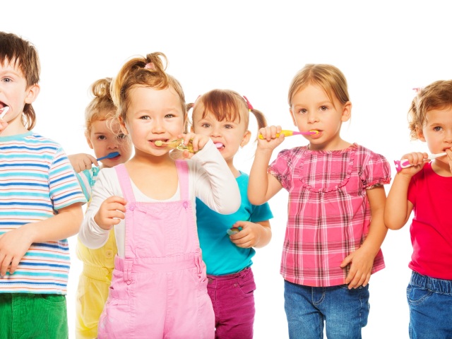 deti, umývanie zubov, zuby, dentálna hygiena, mliečny chrup,