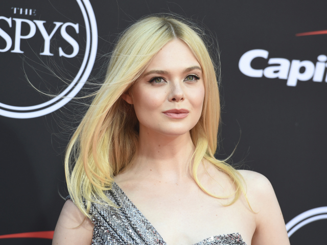 Herečka Elle Fanning v kreácii Celine by Hedi Slimane. 