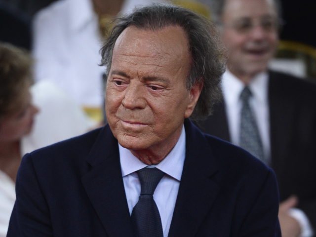 Španielsky spevák Julio Iglesias na archívnom zábere.