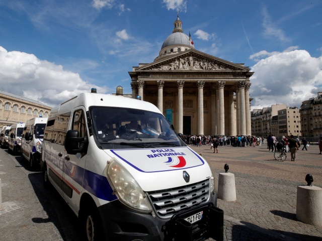 Paríž / Panteón / migranti /