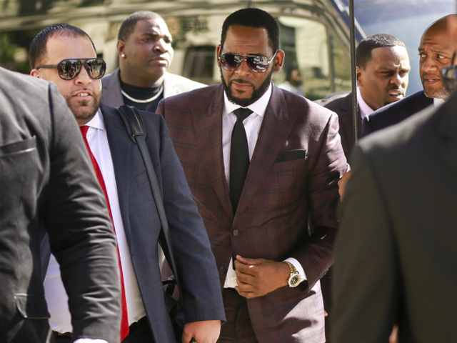 Spevák R. Kelly (v strede) na archívnom zábere.