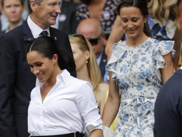 Vojvodkyňa Meghan prichádza v dobrej nálade na finále ženskej dvojhry vo Wimbledone. Za ňou Pippa Matthews-Middleton. 