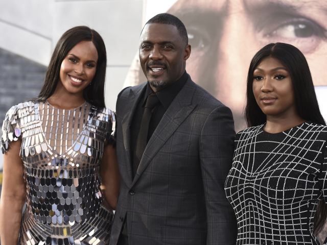 Herec Idris Elba prišiel aj s manželkou Sabrinou Dhowre Elba (vľavo) a dcérou Isan Elba.