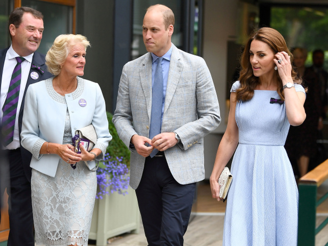 Princ William a Catherine, vojvodkyňa z Cambridge prichádzajú na finále mužskej dvojhry vo Wimbledone. 