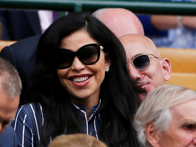 Šéf a zakladateľ Amazonu Jeff Bezos a jeho priateľka - moderátorka Lauren Sanchez, pre ktorú sa rozvádza. 