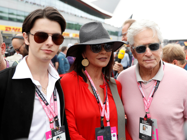 Herecký pár Michael Douglas a Catherine Zeta-Jones s ich synom Dylanom Michaelom Douglasom.
