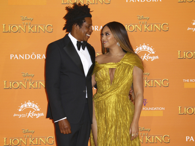 Manželksý pár Jay-Z a Beyonce pózujú fotografom na premiére Levieho kráľa. 