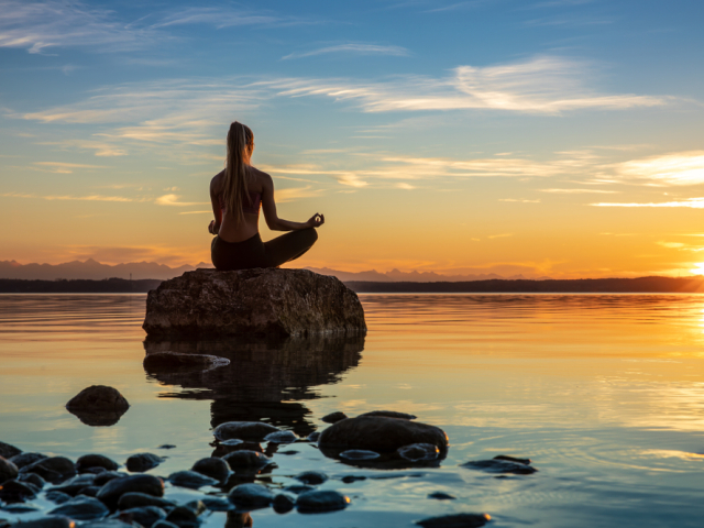 meditácia, pokoj, more, relax, cvičenie, joga, dovolenka, cestovanie,