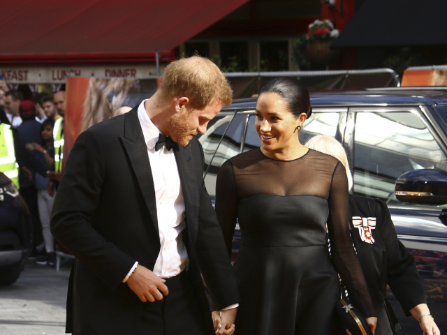 Princ Harry a jeho manželka Meghan, vojvodkyňa zo Sussexu. Oblečená v kreácii Jason Wu. 