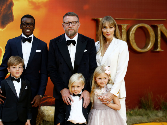 Režisér Guy Ritchie a jeho manželka Jacqui Ainsley s ratolesťami prišli na premiéru Levieho kráľa.