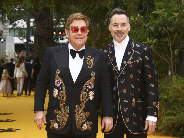 Spevák Elton John a jeho manžel David Furnish.
