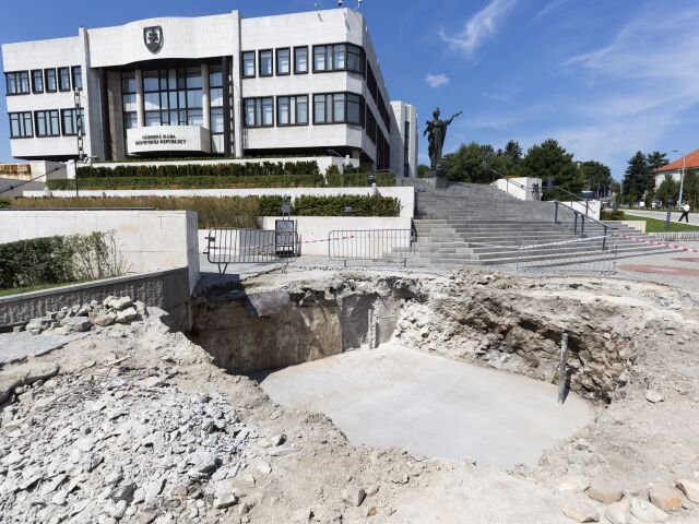 SR Bratislava Parlament Jama Stožiar Vlajka BAX