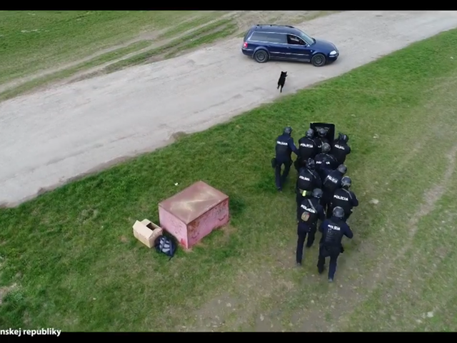 pes polícia zásah