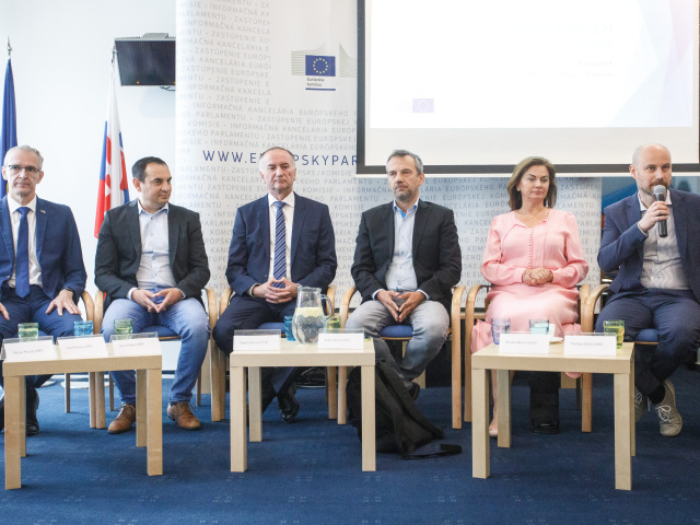 EUROPARLAMENT: Predstavenie slovenských poslancov