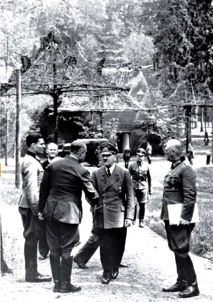 Stauffenberg (prvý zľava) pri stretnutí s Hitlerom vo Vlčom brlohu 15. júla 1944.
