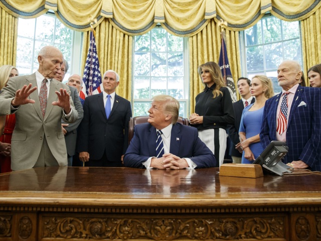 Trump, Eric Armstrong , biely dom, Michael Collins, Buzz Aldrin, astronauti
