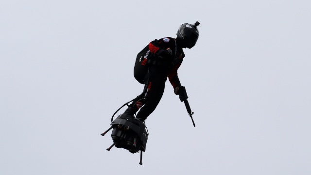 Franky Zapata lieta na svojom flyboarde nad Champs-Elysees.