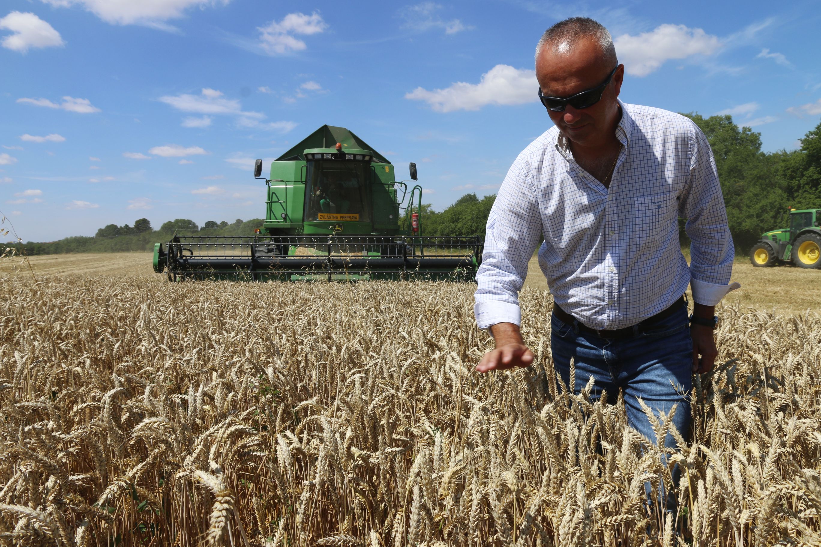 farmár Ján Jelen dobre oral, sial, hnojil a zožal napriek suchu od 6 do 7 ton zrna priemerne z hektára.