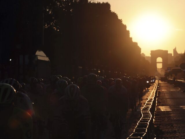 Champs-Élysées, Tour