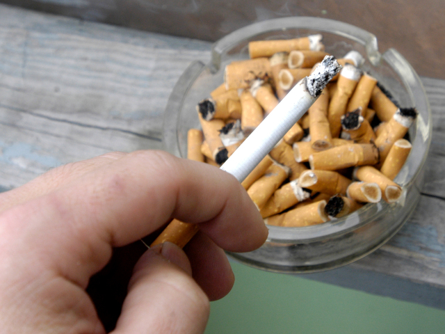 cigareta / popolník / fajčenie / dym /