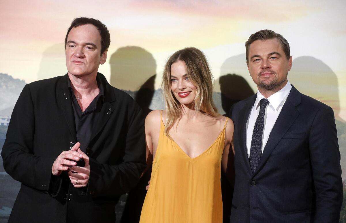 Zľava: Režisér Quentin Tarantino, herečka Margot Robbie a herec Leonardo DiCaprio.