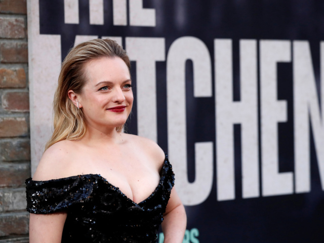 Herečka Elisabeth Moss predviedla bujný dekolt. 