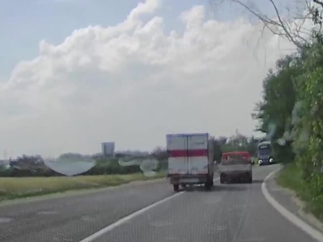 protismer auto medzi dvoma