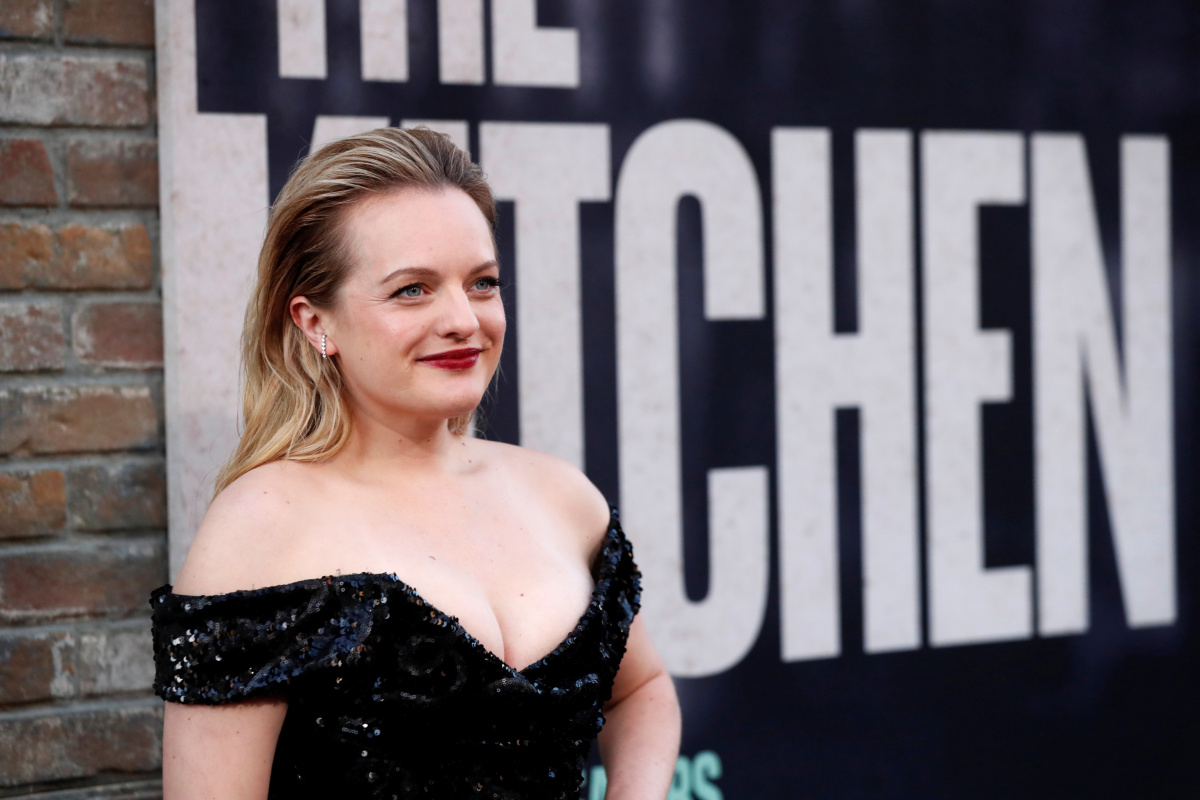 Herečka Elisabeth Moss predviedla bujný dekolt. 