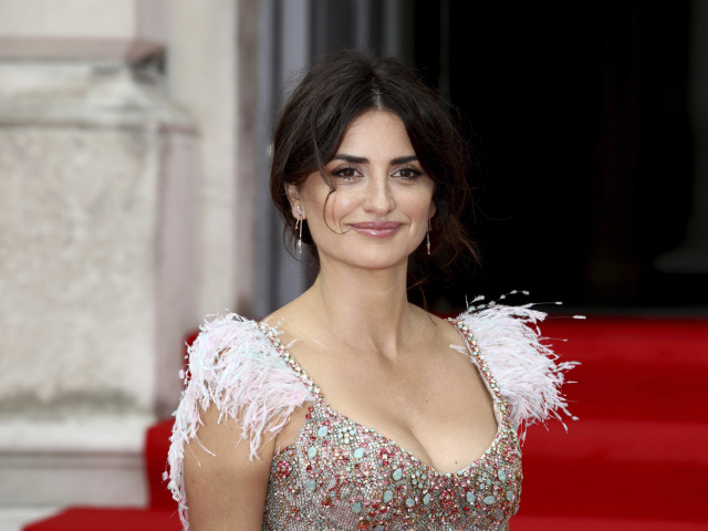 Herečka Penelope Cruz na britskej premiére filmu Bolesť a sláva.