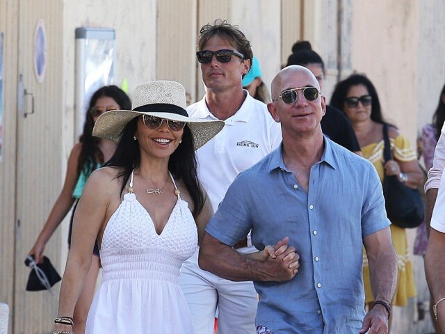 Jeff Bezos a jeho priateľka Lauren Sanchez počas návštevy Saint Tropez. 