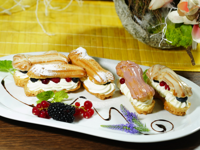 „eclairs“ s kokosovou penou a lesným ovocím