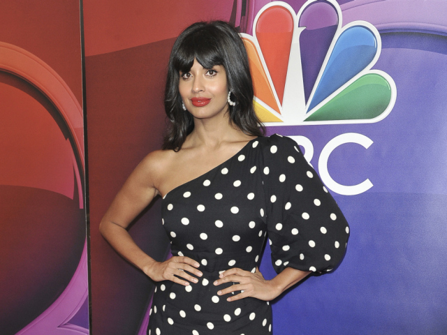 Moderátorka Jameela Jamil na zábere z večierka televízie NBC. 