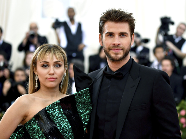 Speváčka Miley Cyrus a jej partner Liam Hemsworth.
