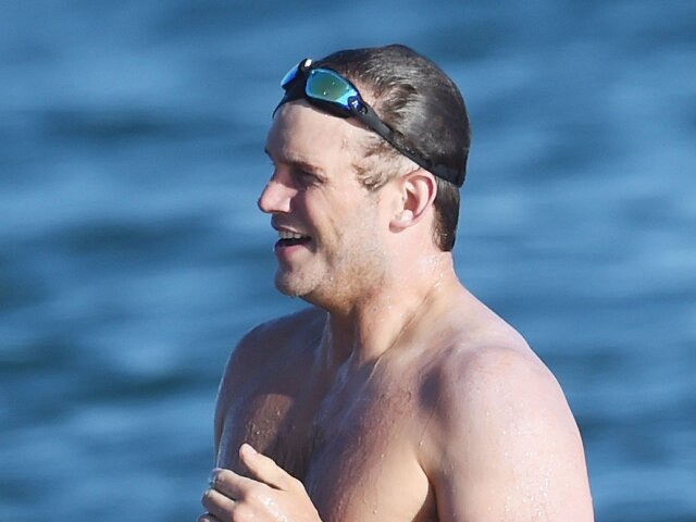 Herec Chris Pratt na zábere z pláže v Santa Barbare v Kalifornii.