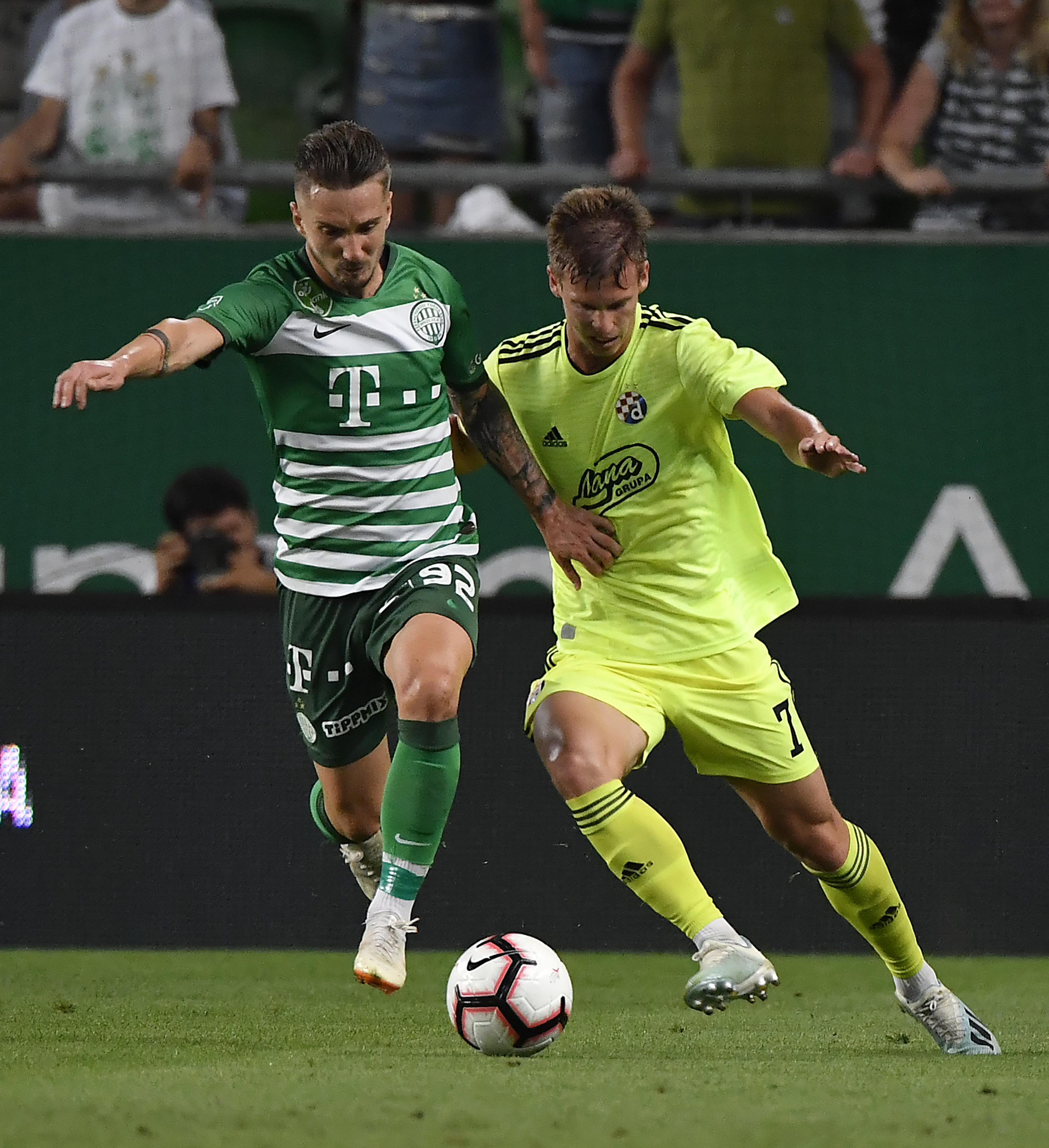 Slovenský stredopoliar Ferencvárosu Budapešť Michal Škvarka (vľavo) príde podporiť spoluhráčov z bývalého klubu MŠK Žilina.