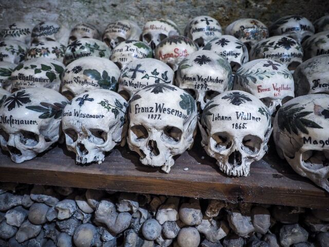Hallstatt, kostnica, lebky