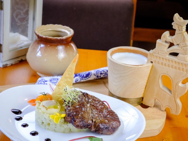 Steak Magura na bryndzovo-zemiakovej prílohe ku kyslému mlieku